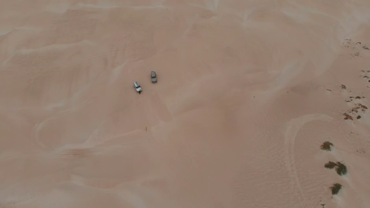 모래 언덕에 주차된 자동차의  아래 서 오스트레일리아, 공중