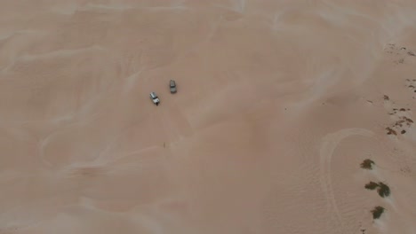 Top-down-of-cars-parked-on-sand-dunes-western-Australia,-aerial