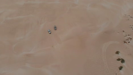 abajo de la parte superior de los coches estacionados en las dunas de arena de australia occidental, aérea