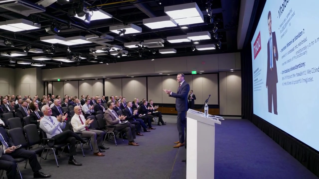 Uomo d'affari che tiene una presentazione a un pubblico in una sala conferenze