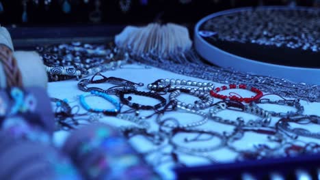 pulseras y joyas en una mesa de mercado en francia en el so nn e de aviñón