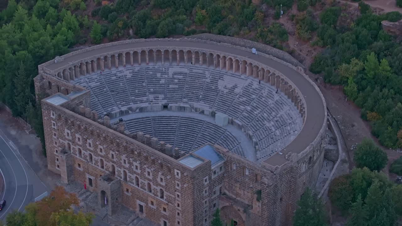 Scène crépusculaire au théâtre d'Aspendos à Serik, Turquie