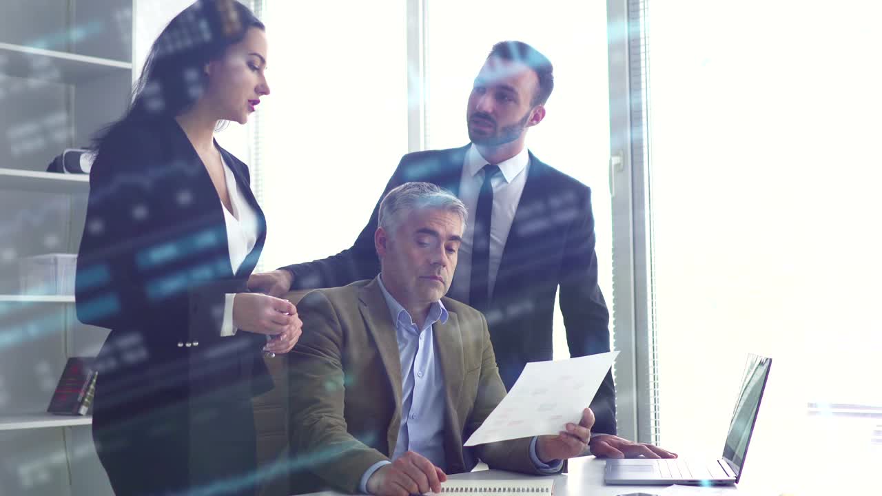 Los empresarios discutiendo en la oficina