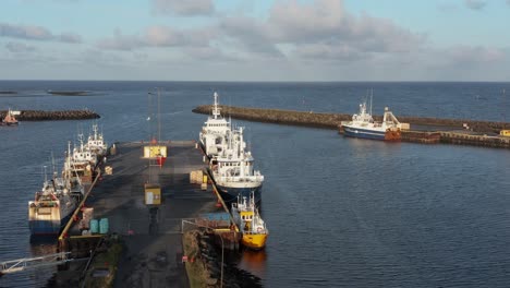 puerto tranquilo con barcos de pesca estacionarios en islandia, vista del océano atlántico, antena