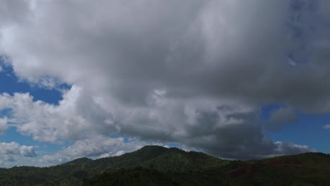 Luftaufnahmen-Von-Dichten-Wolken,-Die-über-Einer-Hügeligen-Region-Schweben