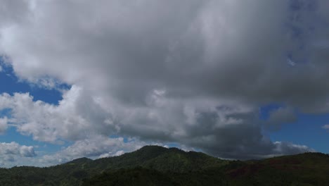 clips aéreos de nubes densas que se ciernen sobre una región montañosa