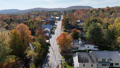 Antena-De-Chester-Vermont-En-Otoño-Con-Hojas-De-Otoño