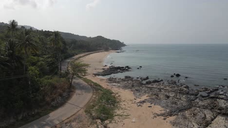 el sinuoso camino de la playa sigue la pacífica costa de koh lanta en tailandia
