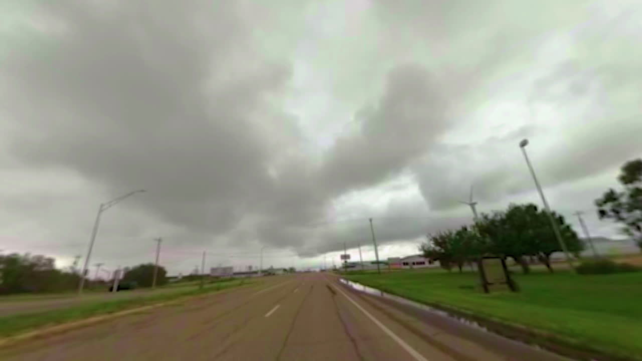 conduciendo a través de un misterioso pueblo desierto en la histórica ruta 66 en estados unidos