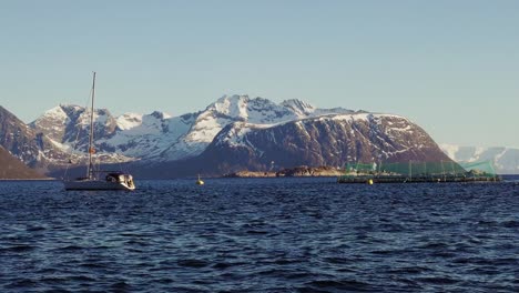 granja de salmón y yate en noruega