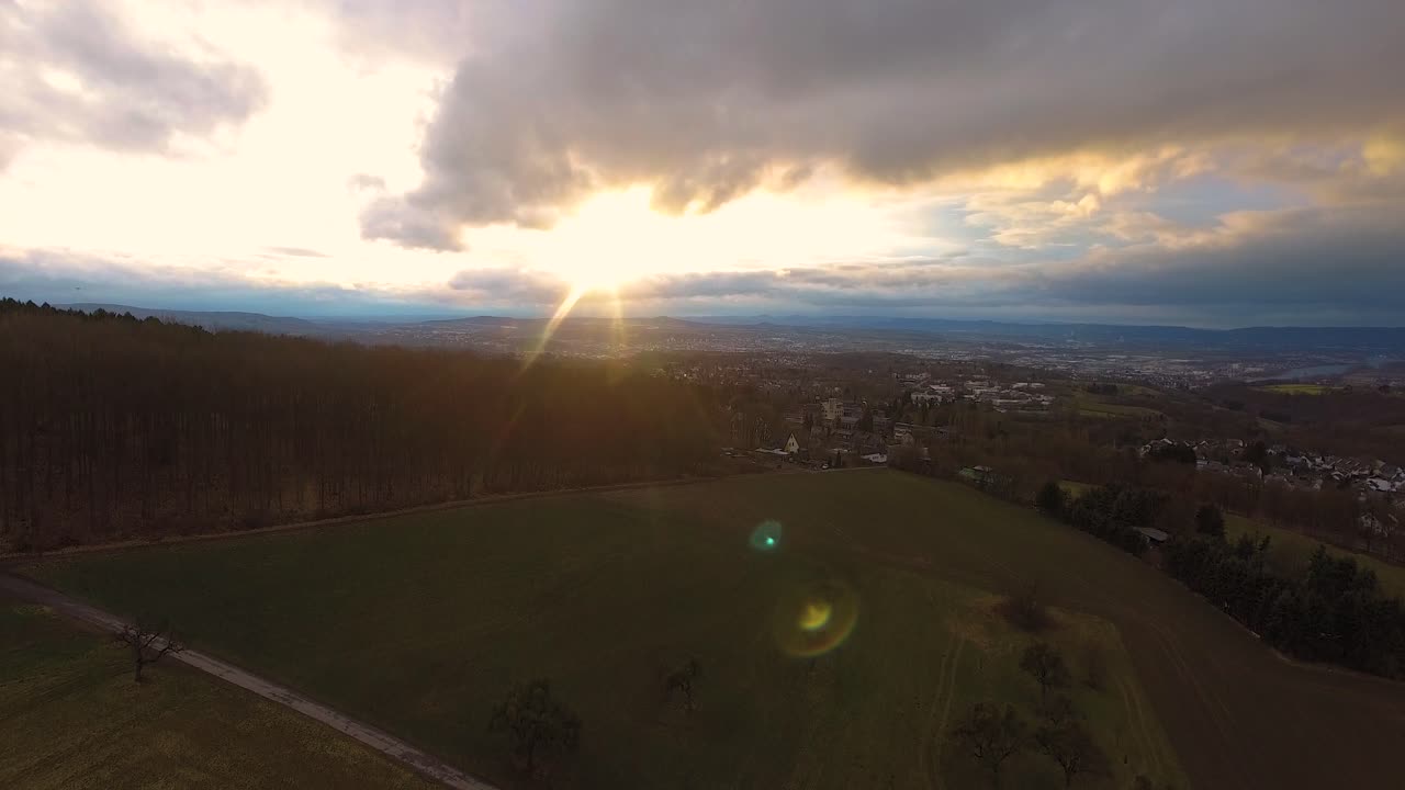 무인 항공기는 일몰에 언덕 위로 decend