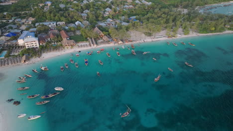 Luftaufnahme-Von-Hölzernen-Fischerbooten-Und-Sandstrand-Im-Dorf-Kendwa,-Sansibar,-Tansania