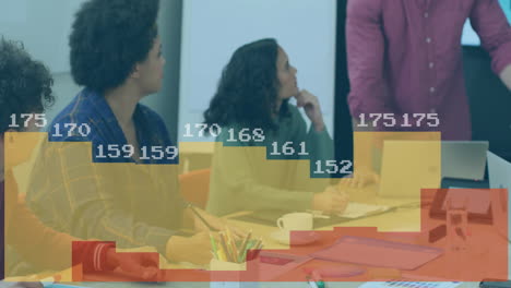 animación del procesamiento de datos sobre diversas personas de negocios en la reunión