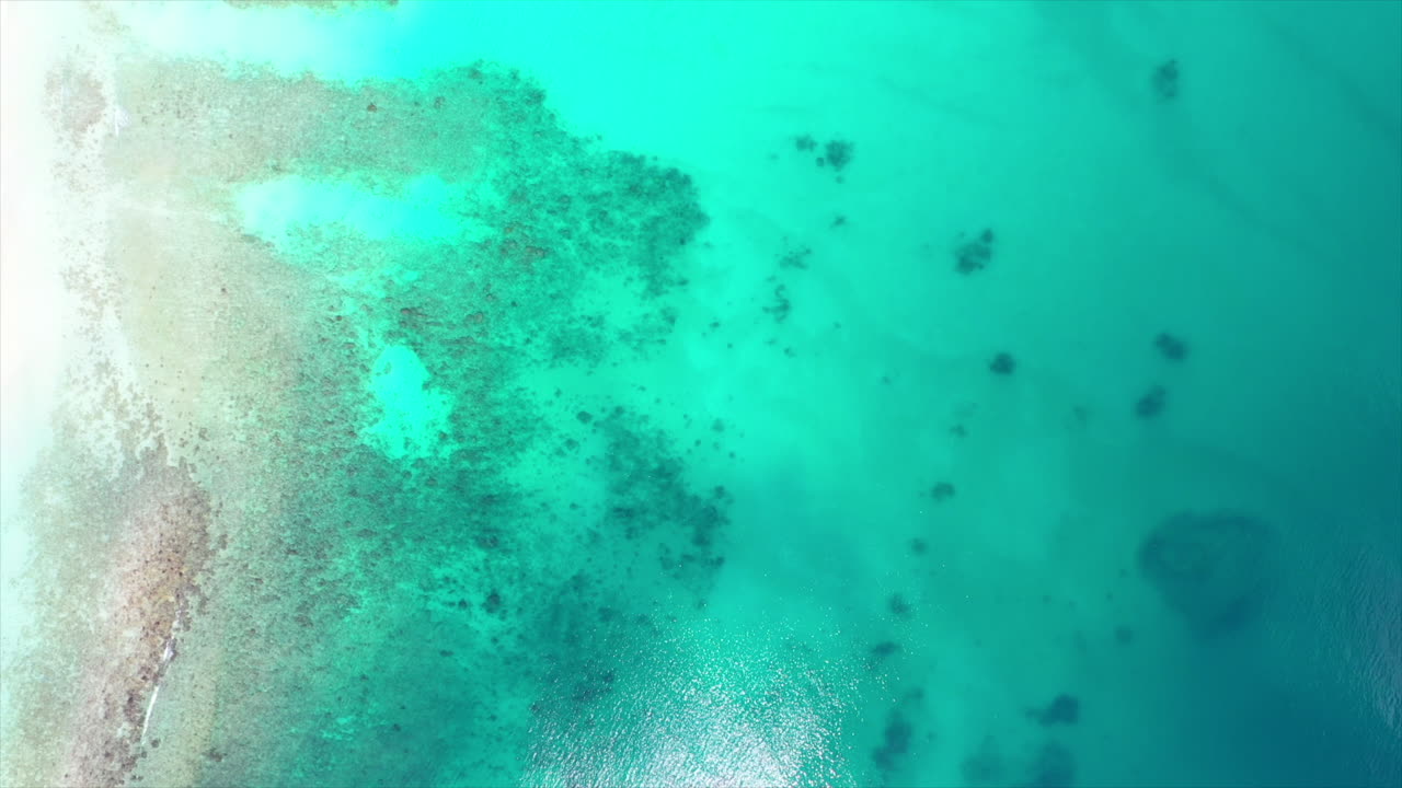 sobrevuelo de un espectacular paisaje marino azul frente a madagascar