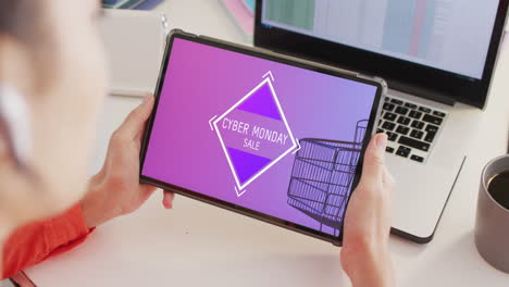 mujer caucásica en el escritorio usando tableta, compras en línea en cyber monday, cámara lenta