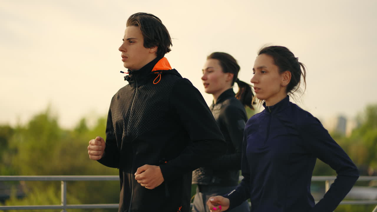 gli atleti corrono la mattina un gruppo di corridori professionisti si sta allenando e preparando per la maratona
