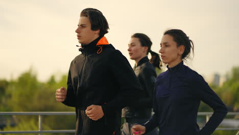 Los-Atletas-Corren-Por-La-Mañana.-Un-Grupo-De-Corredores-Profesionales-Está-Entrenando-Y-Preparándose-Para-El-Maratón.