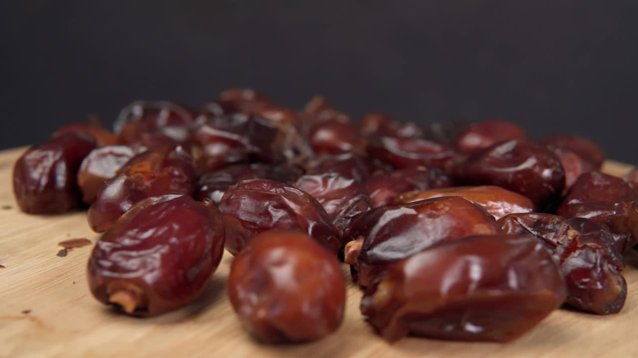 Bir kasede kuru hurma. Hurmalı Ramazan Kareem, seçici odak.
