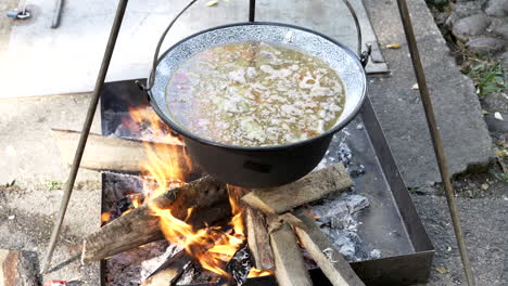 Die-Suppe-Wird-Langsam-über-Leichtem-Feuer-Erhitzt