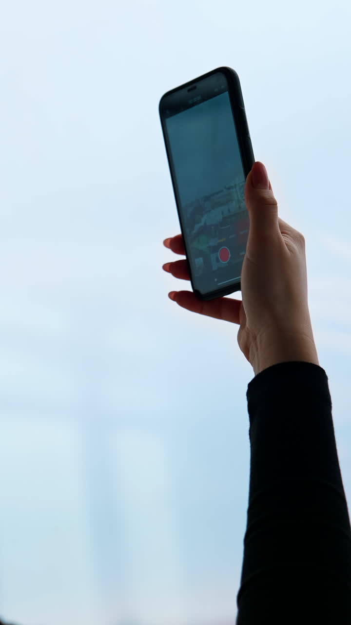 Una bella donna sorridente con gli occhiali sta usando un telefono. Video verticale