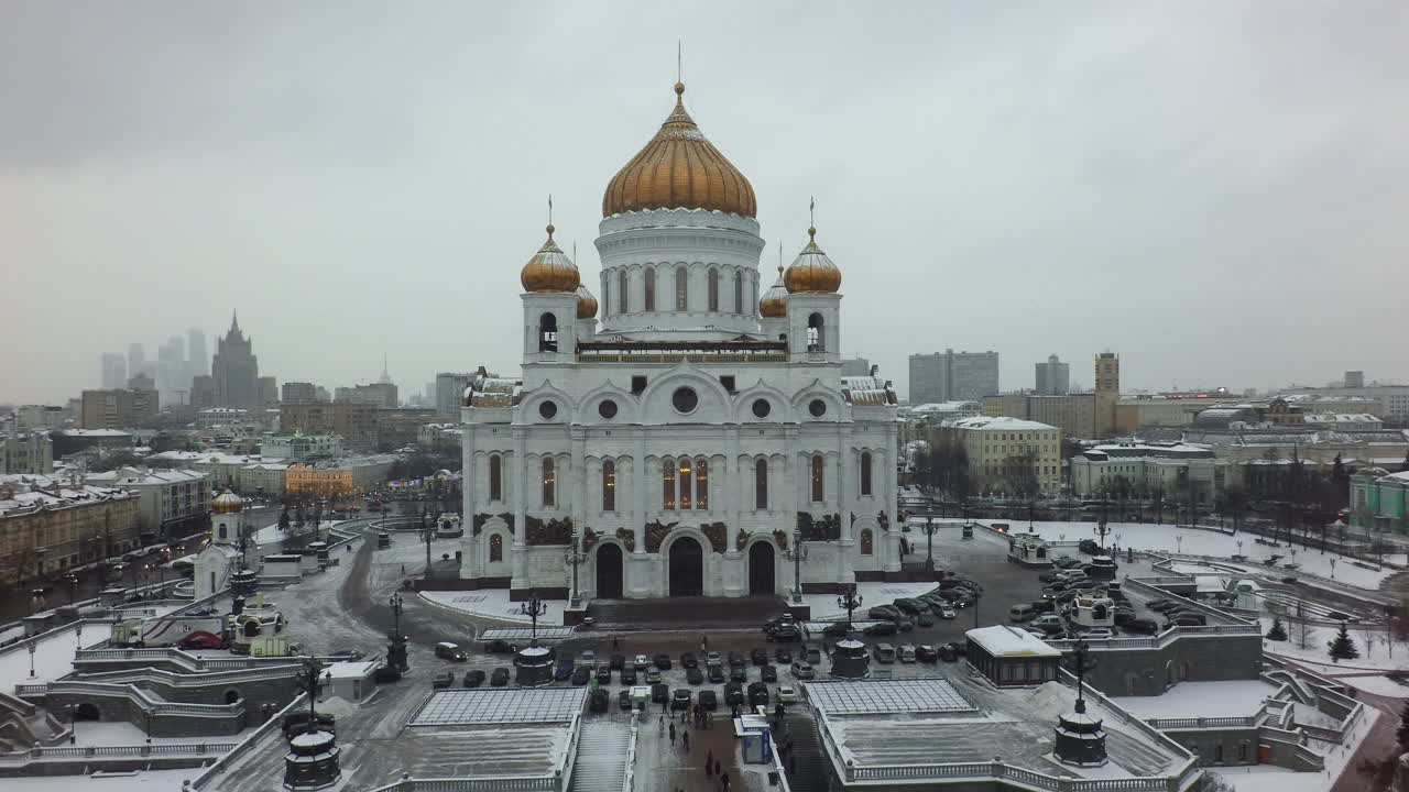 Vista de Moscou com a Catedral de Cristo Salvador em voo reverso