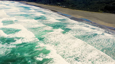 Scenic-View-of-Kitesurfing-On-Ocean-Waves-At-Piha-Beach-in-New-Zealand