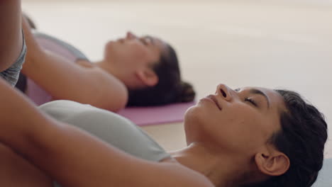 Yoga-Kurs-Schöne-Gemischtrassige-Frauen,-Die-Atemübungen-Machen,-Einen-Gesunden-Lebensstil-Genießen-Und-Im-Fitnessstudio-Meditieren