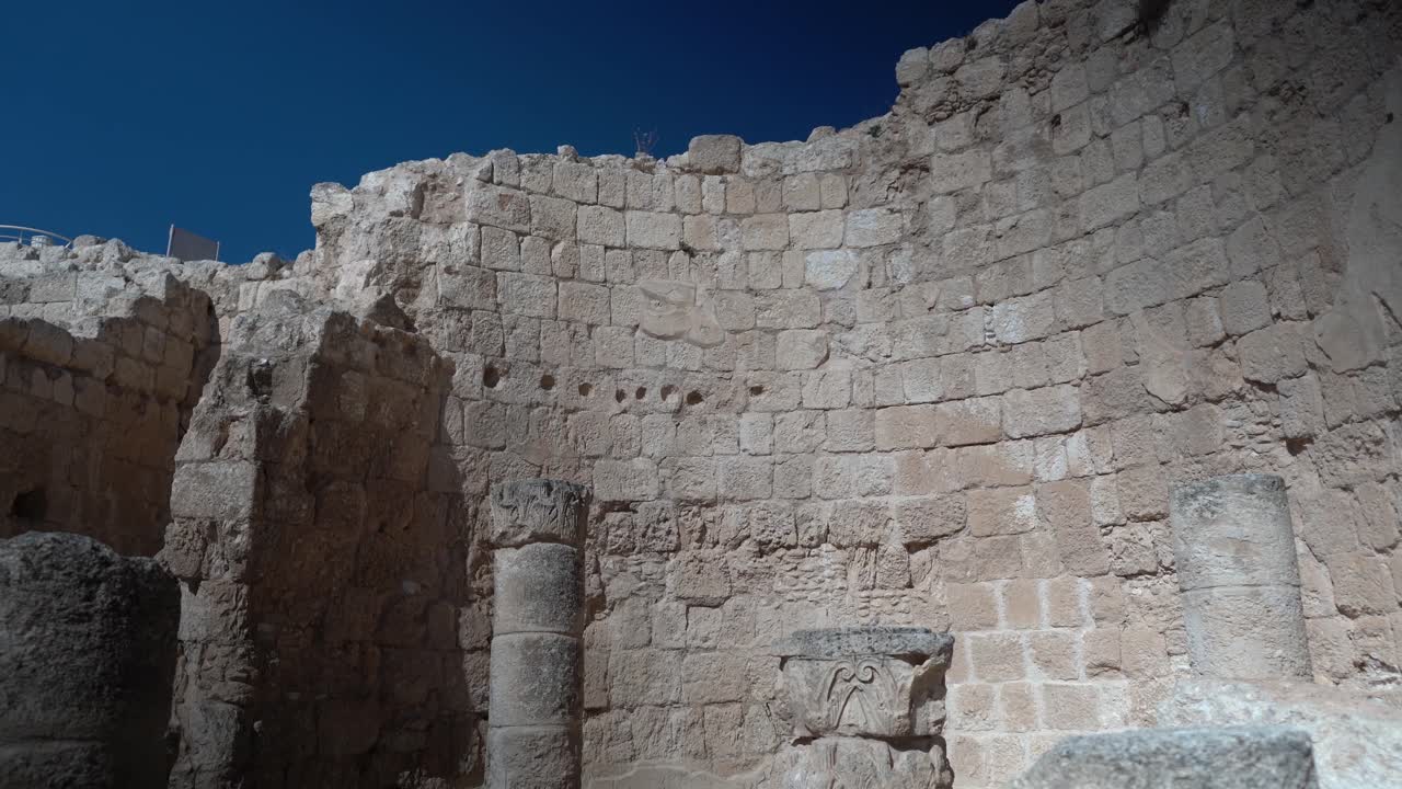 ruinas antiguas y pilares en herodium israel