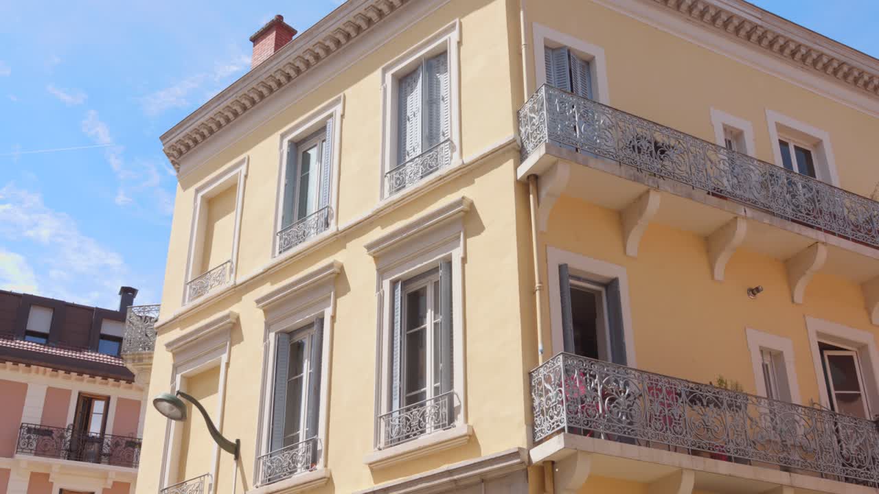 descubra la impresionante arquitectura de aix-les-bains, una encantadora ciudad conocida por sus edificios de la época de la belle époque con intrincados balcones y colores vibrantes.