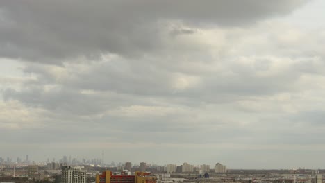 Timelapse-De-Cielo-Nublado-Con-Paisaje-Urbano-Minimalista-En-Toronto,-Canadá.