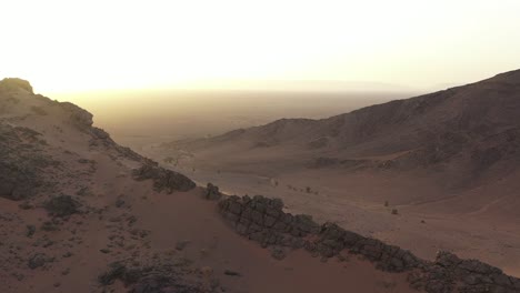 montañas rocosas y arenosas en el desierto, zagora en marruecos