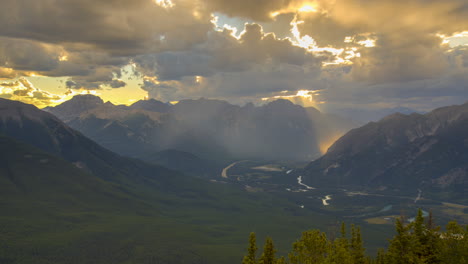 Schöne-Wolken-Und-Sonne-Schießen-Durch-Das-Tal