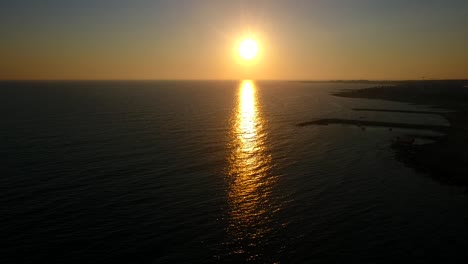 hermosa puesta de sol dorada sobre el mar en chipre