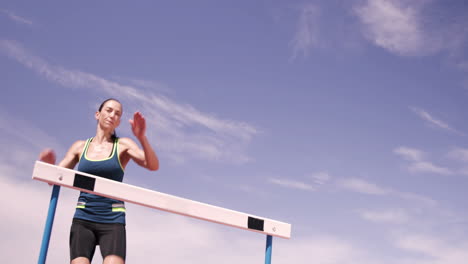 deportista practicando la carrera de obstáculos