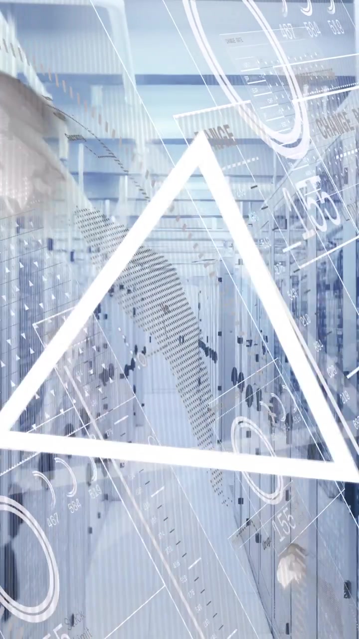 Animazione di interfaccia con elaborazione dati e forma triangolare che ruota in una sala server