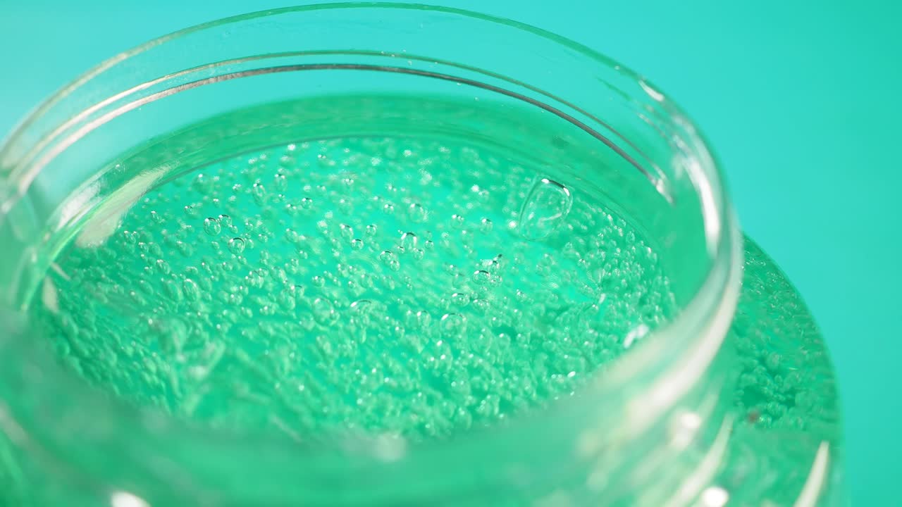 Scatto macro di gel verde per la cura della pelle con bolle d'aria