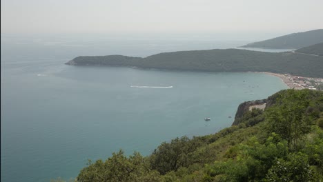 Zeitraffer-Von-Booten,-Die-An-Einem-Windigen-Tag-In-Budva,-Montenegro,-Um-Den-Strand-Von-Jaz-Segeln