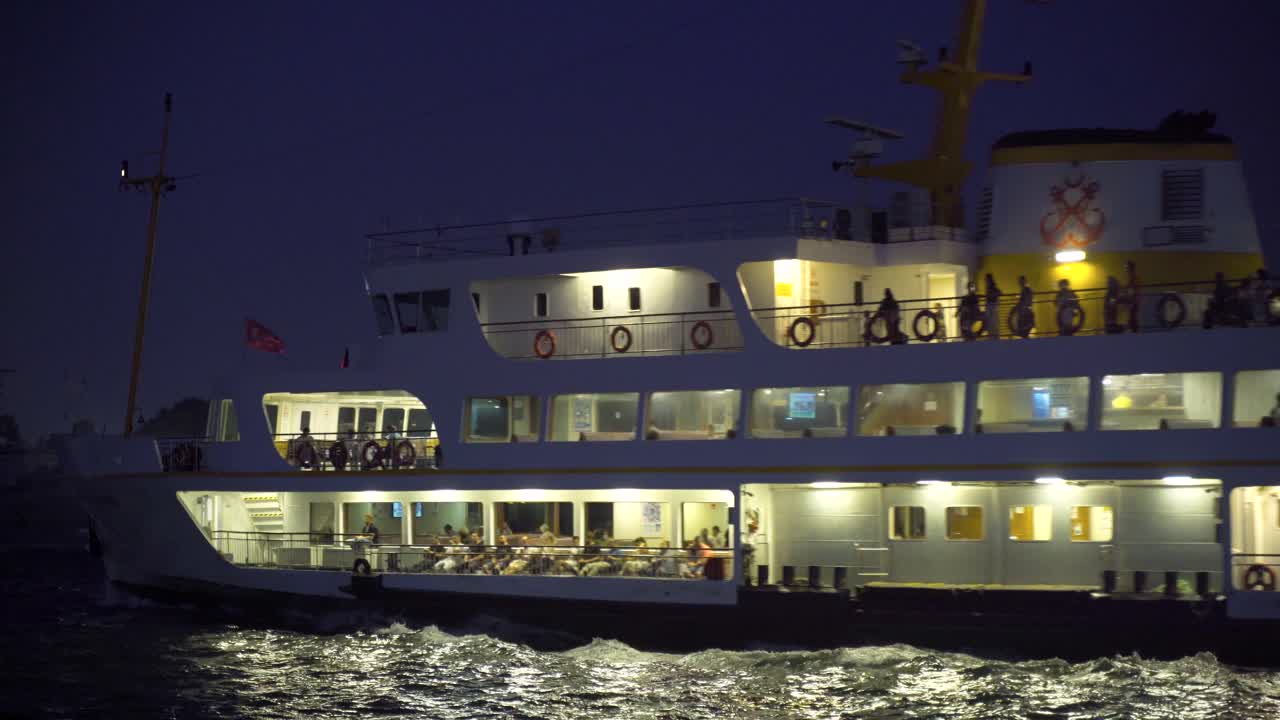 el viaje nocturno en ferry.