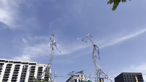 monumento de metal en una ciudad mayor