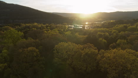 Luftüberflug-Der-Bäume-Während-Des-Sonnenuntergangs-über-Der-Gesundheitseinrichtung-Moccasin-Bend-In-Chattanooga,-TN