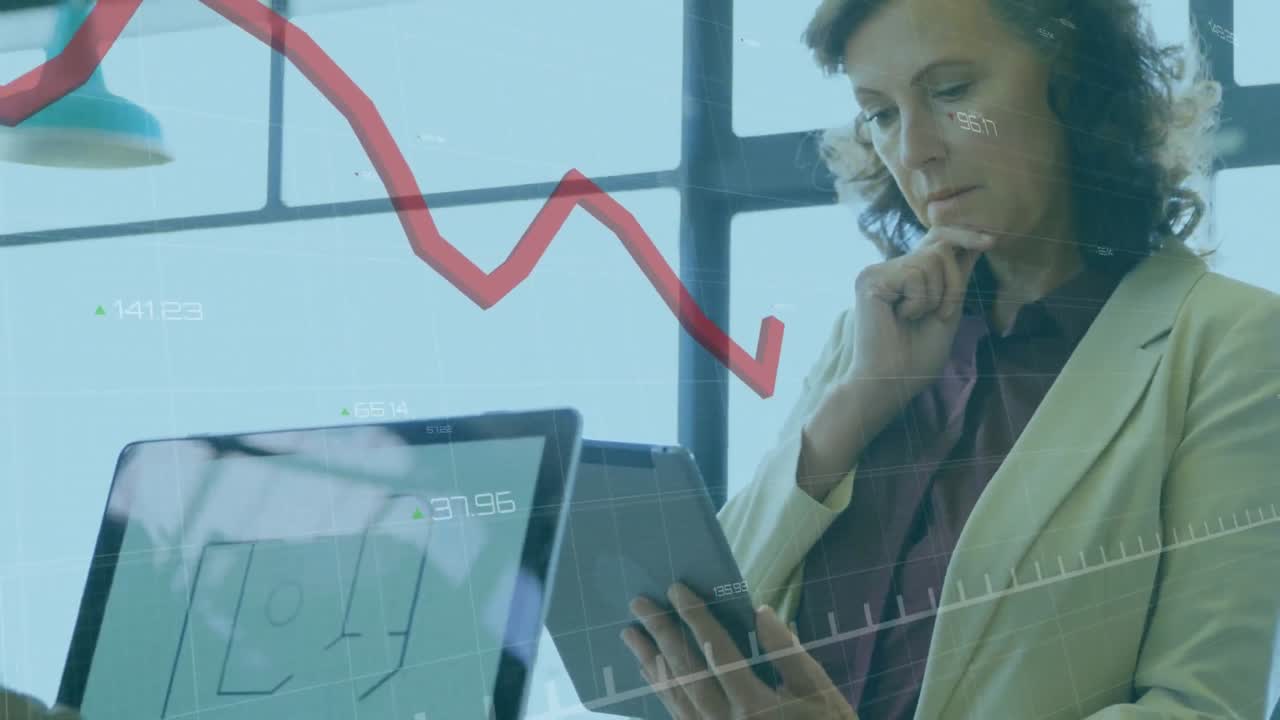 animación de procesamiento de datos financieros con línea roja sobre mujer de negocios caucásica usando tableta.
