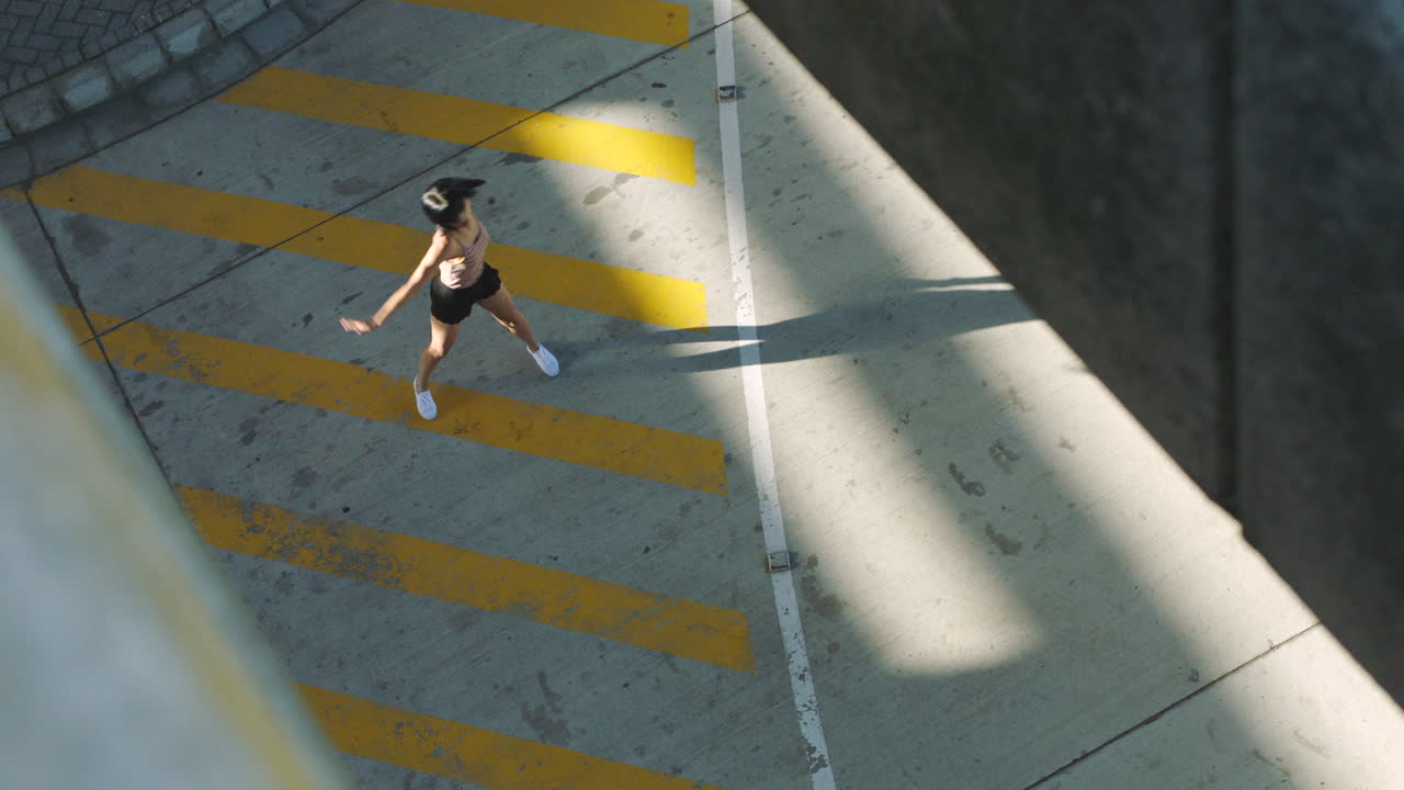 트렌디한  ⁇   ⁇  댄서가 안무 연습을 하고 있습니다.