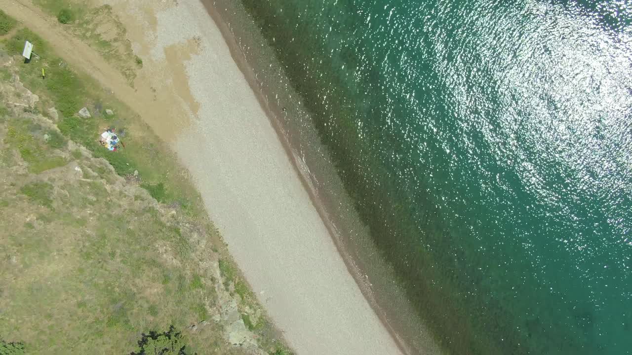 воздушный вид на берег озера с людьми