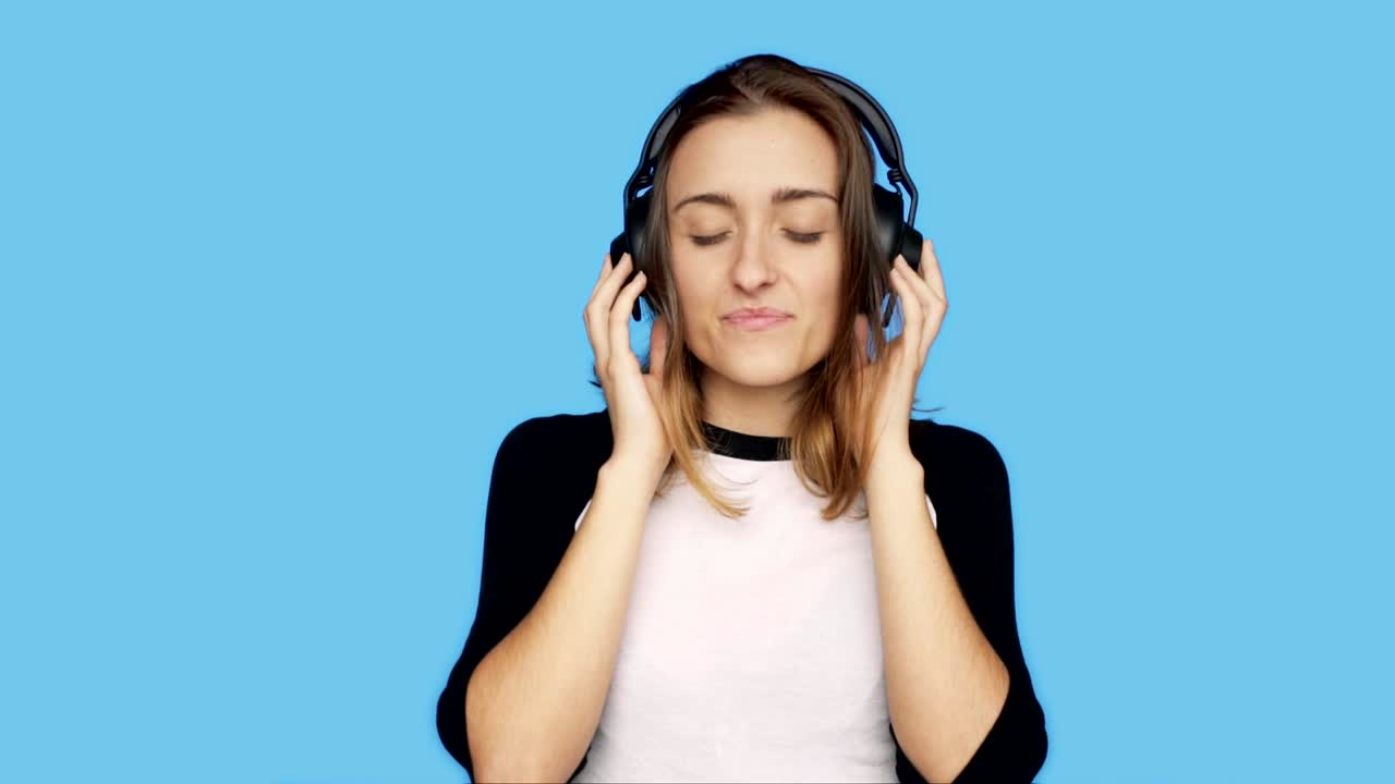 아름다운 스터 여성이 음악을 듣고 있습니다.