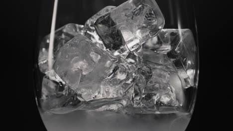 eiswürfel schmelzen glas nahaufnahme. kalte getränke und cocktails konzept