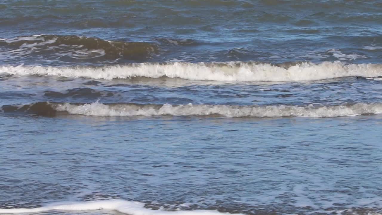 해변에 부서지는 작은 파도