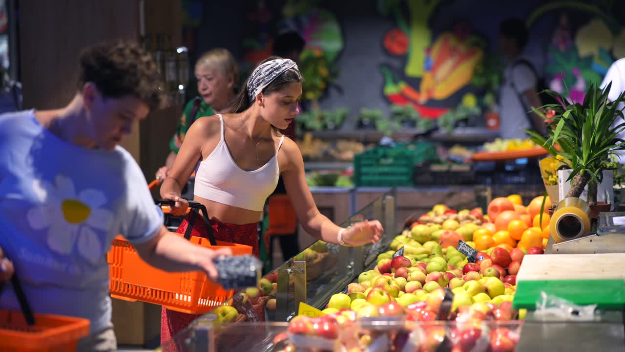 personas comprando frutas en un supermercado
