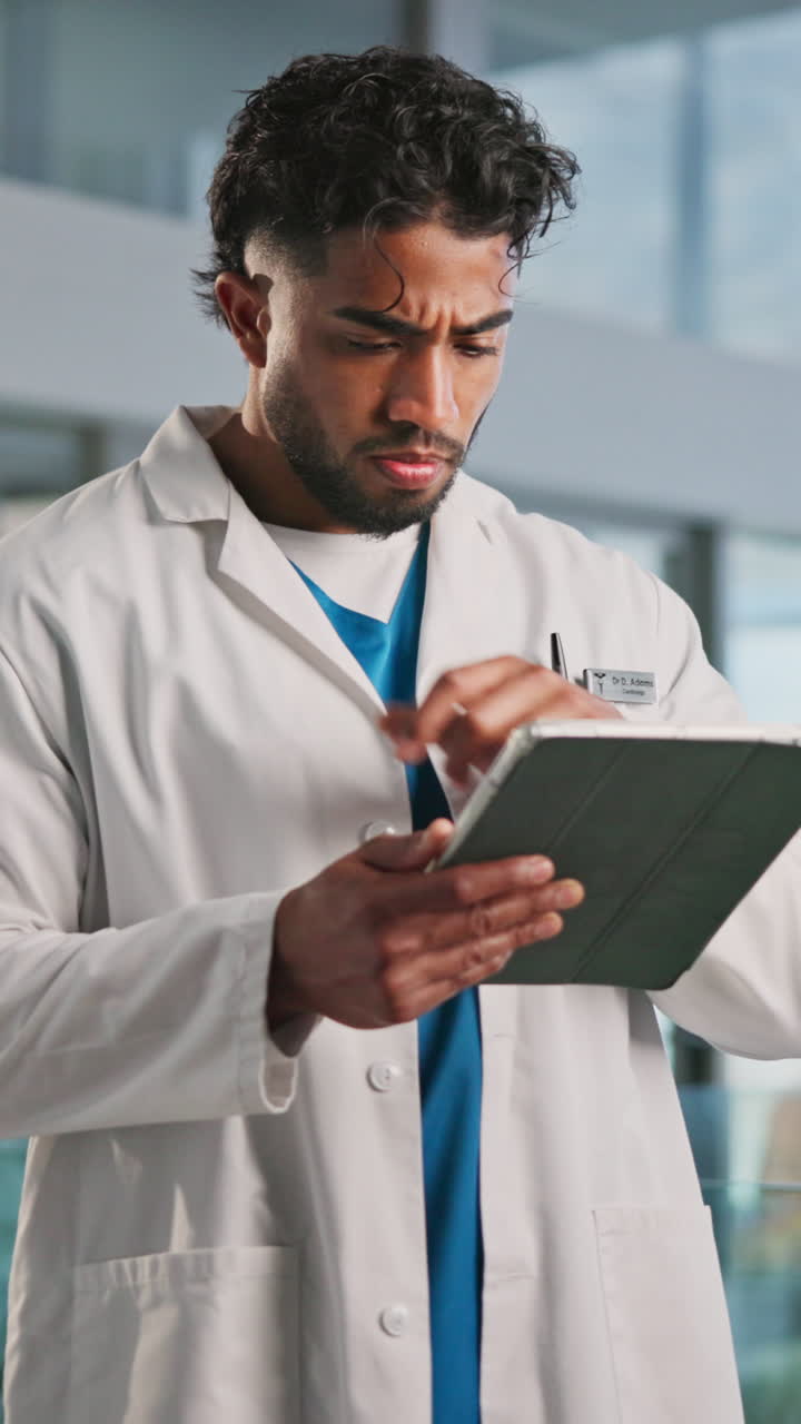 Dottore concentrato che usa un tablet digitale in ambiente ospedaliero