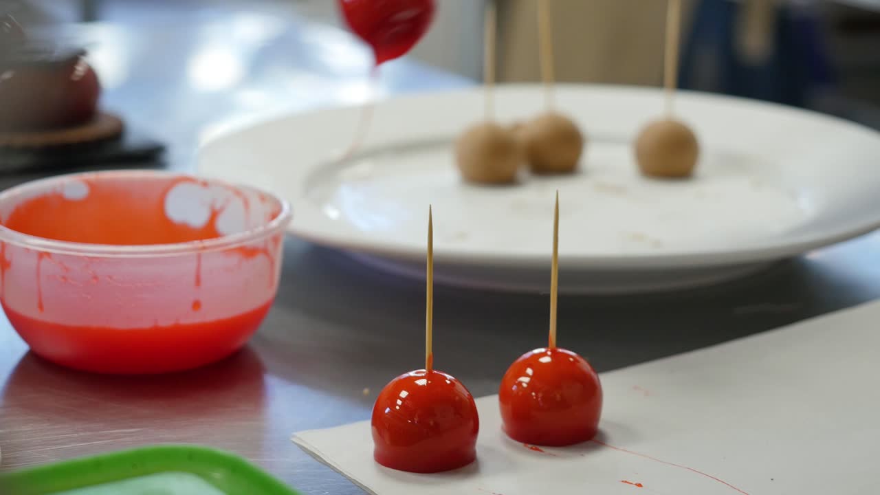 hacer frutas confitadas rojas o bolas de postre