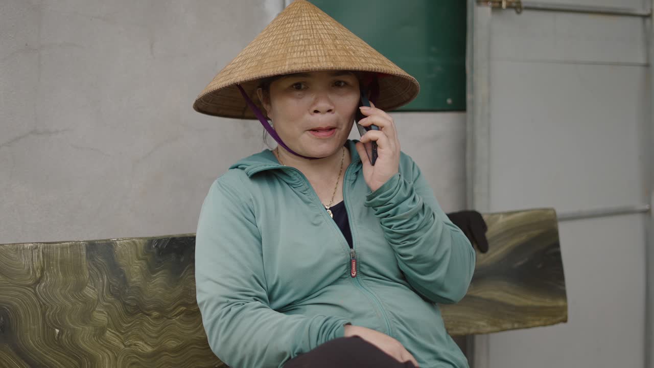 전화 통화하는 여자